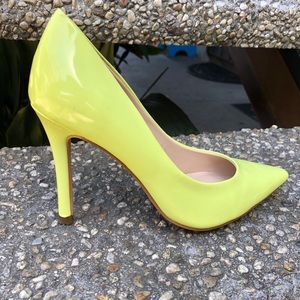 NEW GUESS Summer Pumps